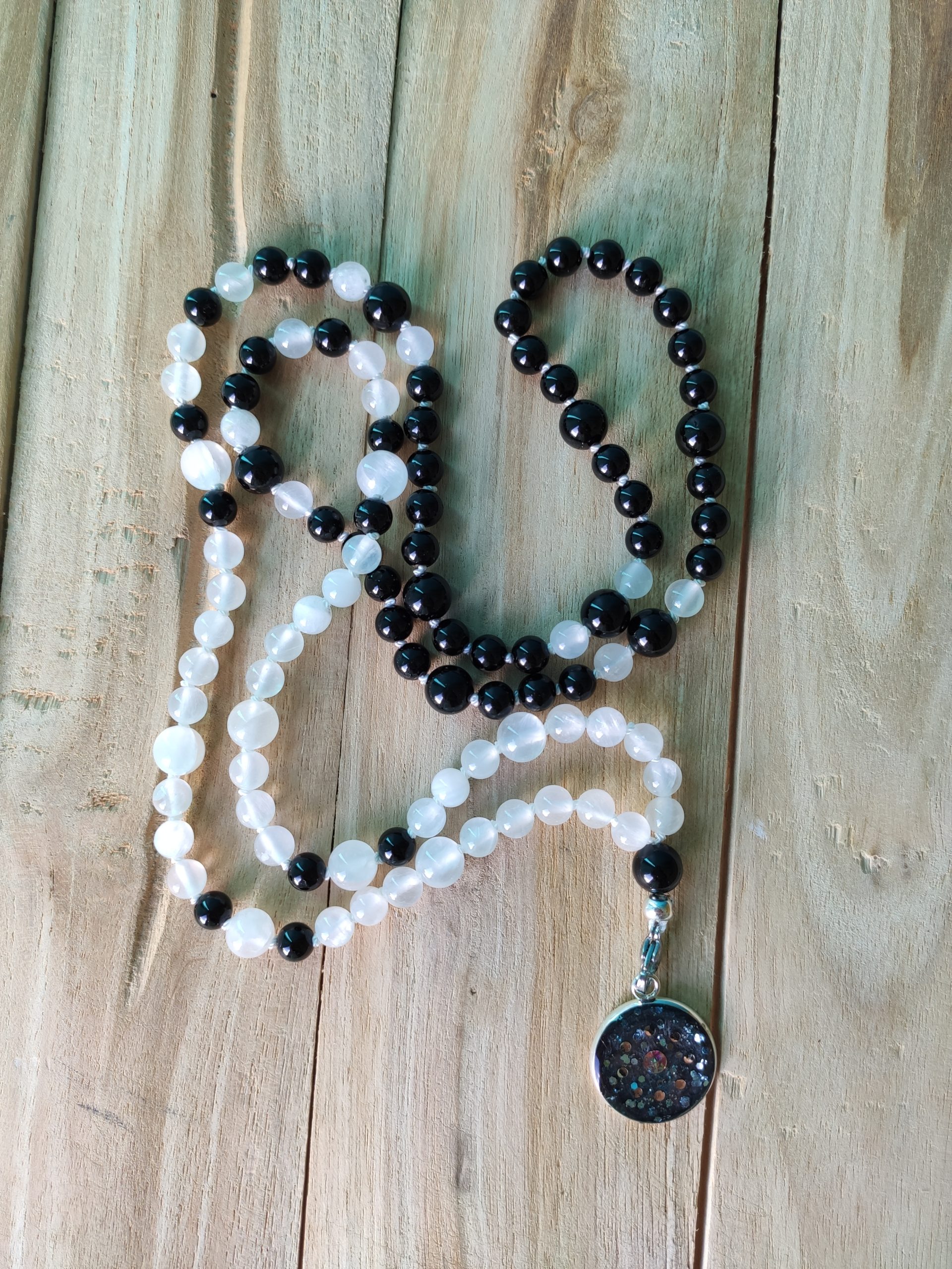 Fontenilles, Toulouse, L'Isle jourdain, Gers, Haute Garonne, souffle zen, bijoux zen, création personnalisée, Bague, Boucle d'oreille, Bracelet, Talisman, Collier, Suspension énergétique, Pendentif, Pierre fine, Pierre naturelle, Création énergétique, Marseille, Lille, Nantes, Bordeaux, Lyon, Nice, Montpellier, Strasbourg, Paris