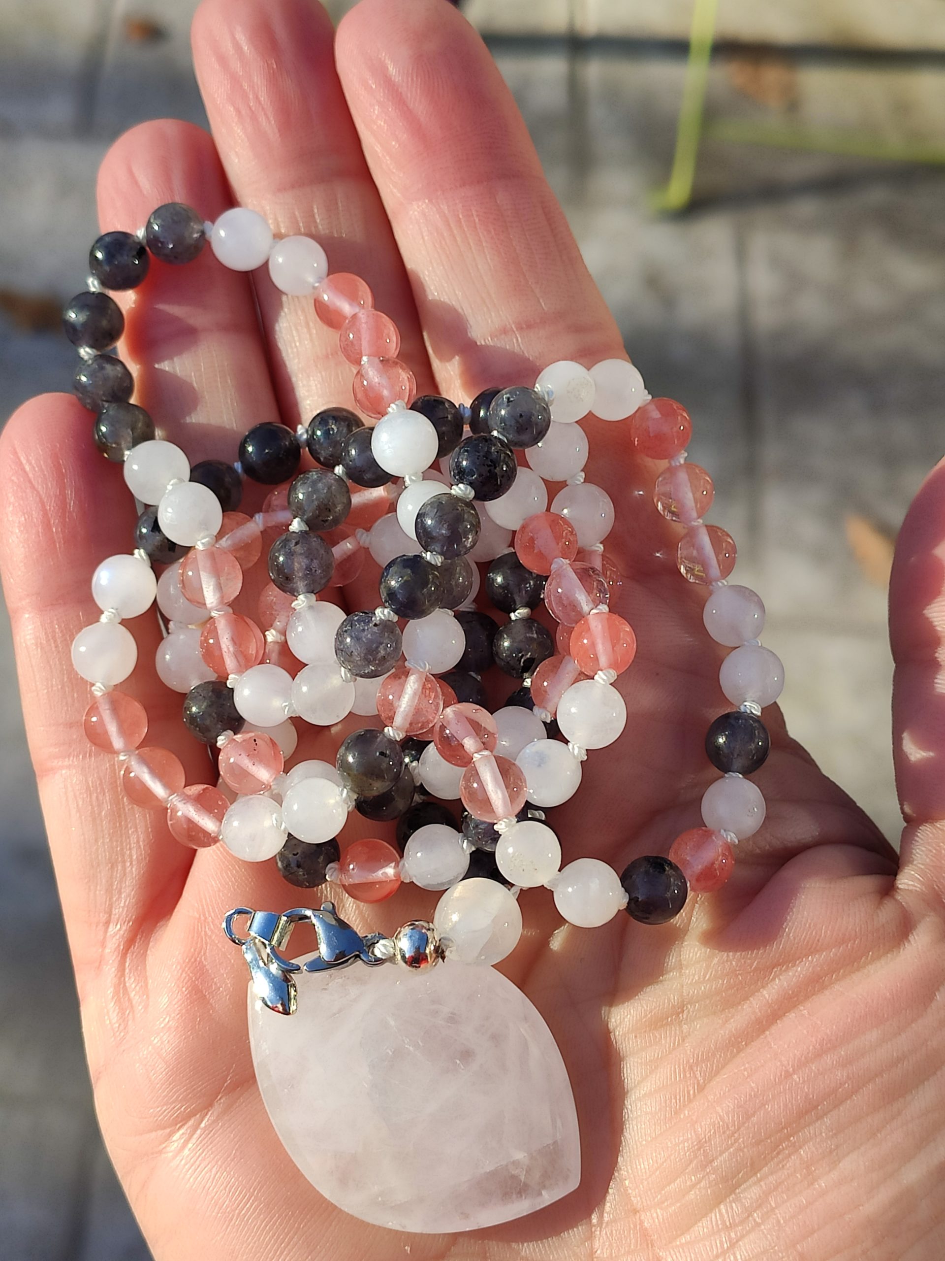 Fontenilles, Toulouse, L'Isle jourdain, Gers, Haute Garonne, souffle zen, bijoux zen, création personnalisée, Bague, Boucle d'oreille, Bracelet, Talisman, Collier, Suspension énergétique, Pendentif, Pierre fine, Pierre naturelle, Création énergétique, Marseille, Lille, Nantes, Bordeaux, Lyon, Nice, Montpellier, Strasbourg, Paris