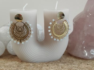 En fonction de votre peau, le laiton peut verdir. Vous pouvez lui redonner son éclat en le nettoyant à l'aide d'une brosse à dent et du dentifrice ou du citron et en l'essuyant avec une microfibre.