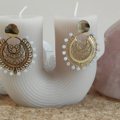 En fonction de votre peau, le laiton peut verdir. Vous pouvez lui redonner son éclat en le nettoyant à l'aide d'une brosse à dent et du dentifrice ou du citron et en l'essuyant avec une microfibre.