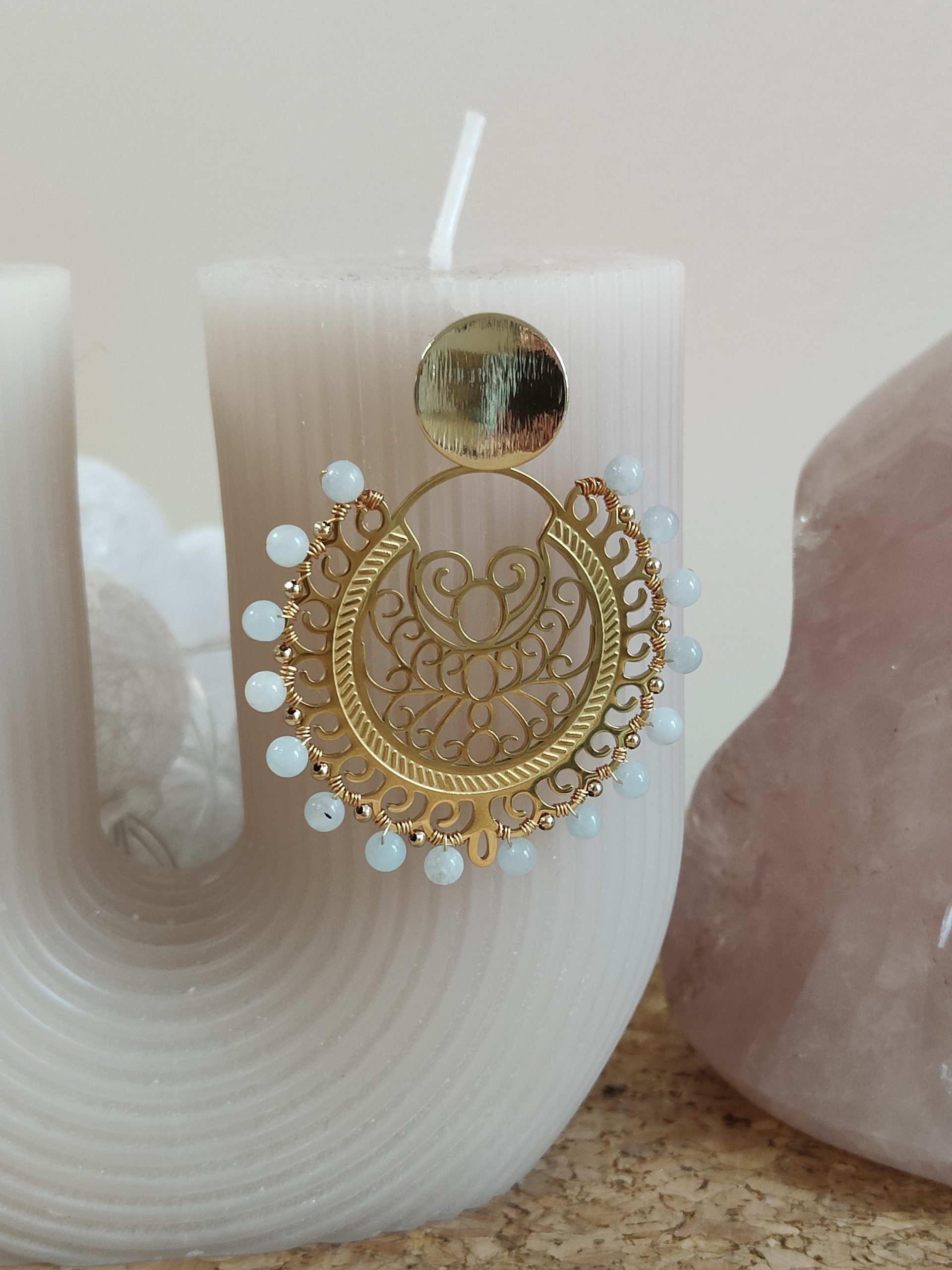 En fonction de votre peau, le laiton peut verdir. Vous pouvez lui redonner son éclat en le nettoyant à l'aide d'une brosse à dent et du dentifrice ou du citron et en l'essuyant avec une microfibre.